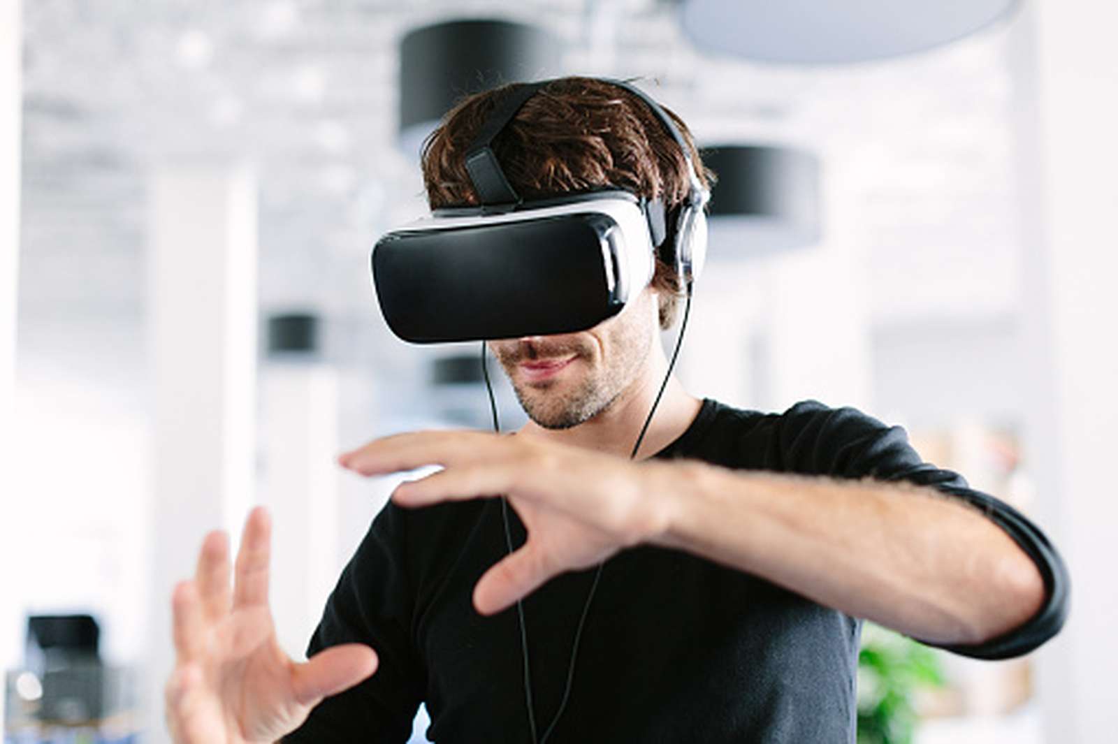 Mitarbeiter mit VR-Brille – Symbol für innovative Technologien in modernen Arbeitswelten