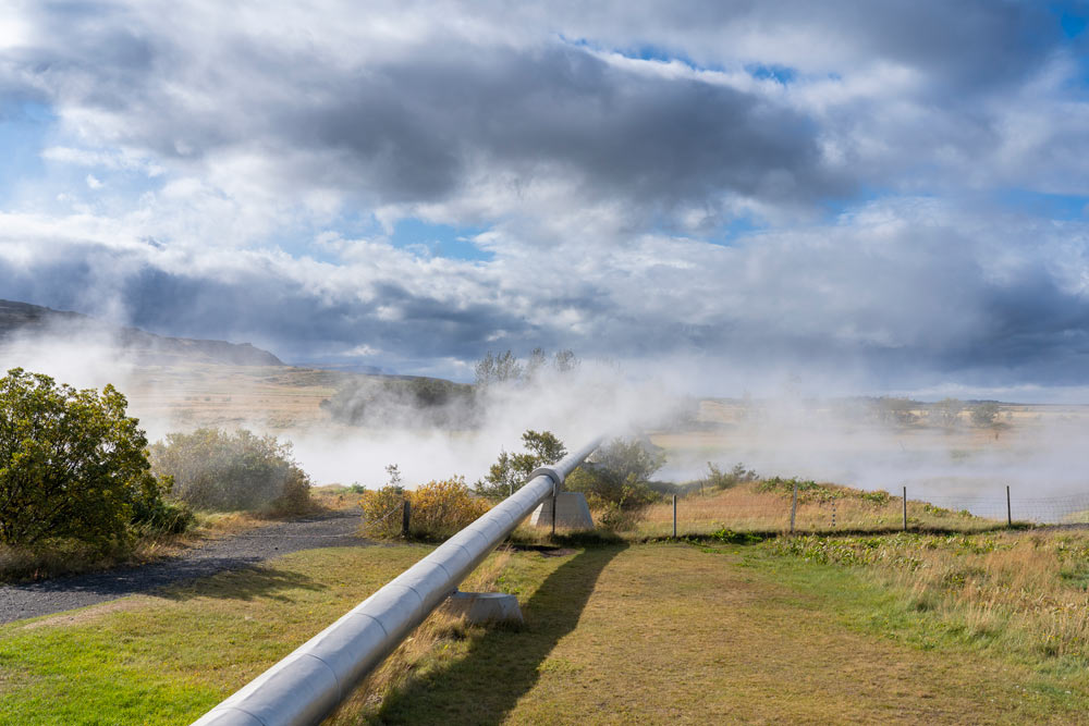 Geothermie-Pipeline in natürlicher Landschaft als Symbol für die nachhaltige Energieversorgung des UmweltHaus Nürnberg