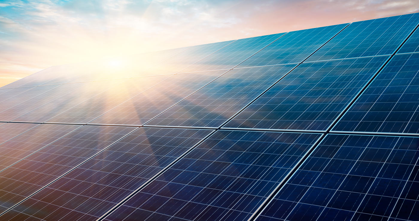 Moderne Photovoltaikanlage im Sonnenlicht als Teil des energieeffizienten Gebäudekonzepts des UmweltHaus Nürnberg